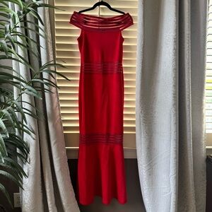 Venus Bodycon Gown Red Off-Shoulder Dress size 4